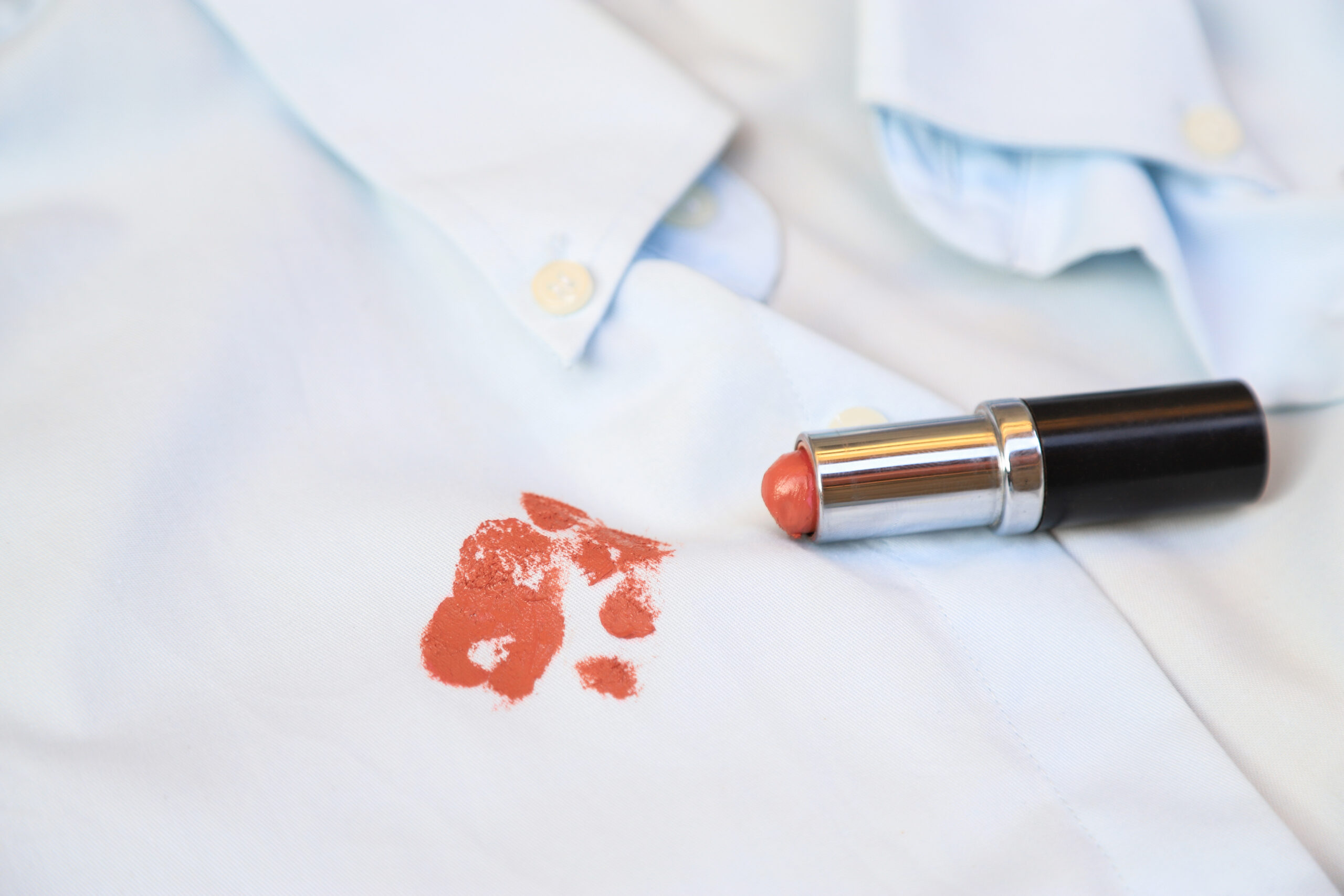  How to get makeup stains out of white shirts quickly?